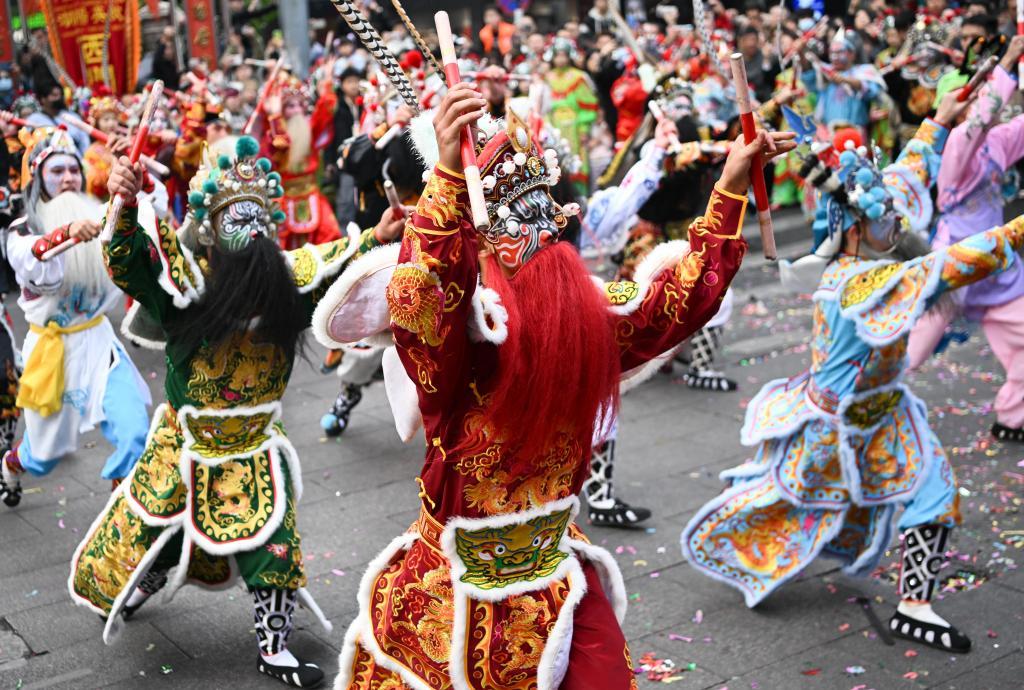 近日，在广东汕头市潮阳区，塔馆英歌队队员在街头表演。新华社记者 邓华 摄