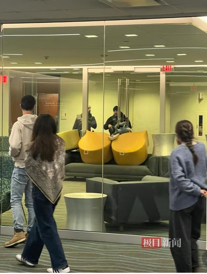 警察在玻璃墙外守护学生 (受访者供图)