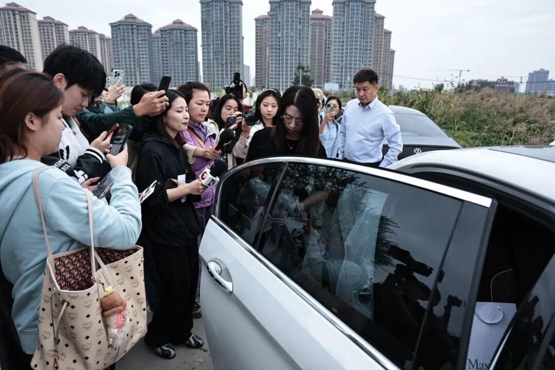 崔麗麗換上事發(fā)當(dāng)時襯衣和鞋子步入法庭 潮新聞記者 于詩奇 攝