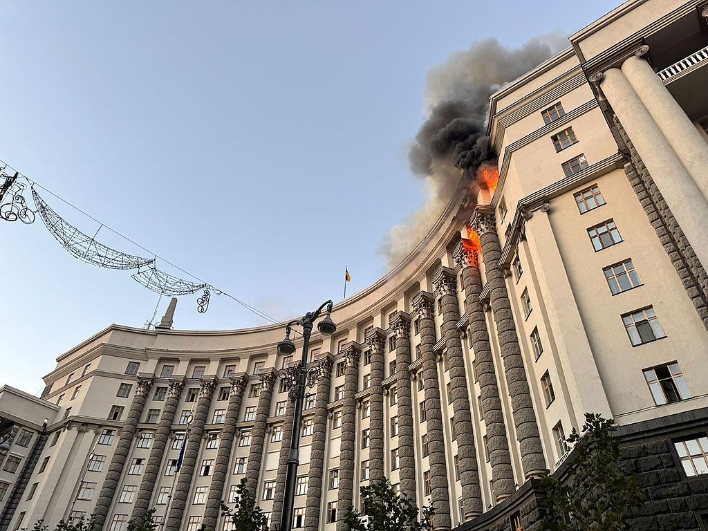 9月7日，乌克兰政府大楼顶部和上层楼层发生火灾。（视觉中国）