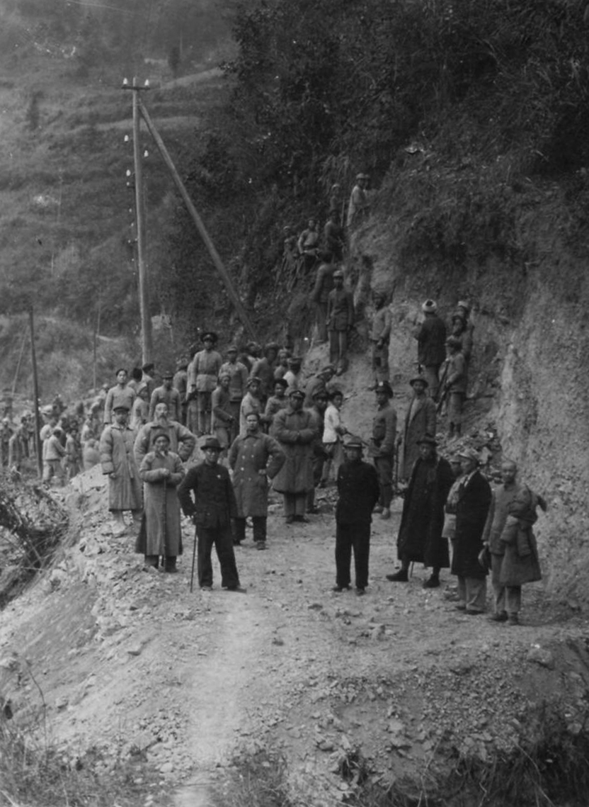镇远民众在修筑抗日公路