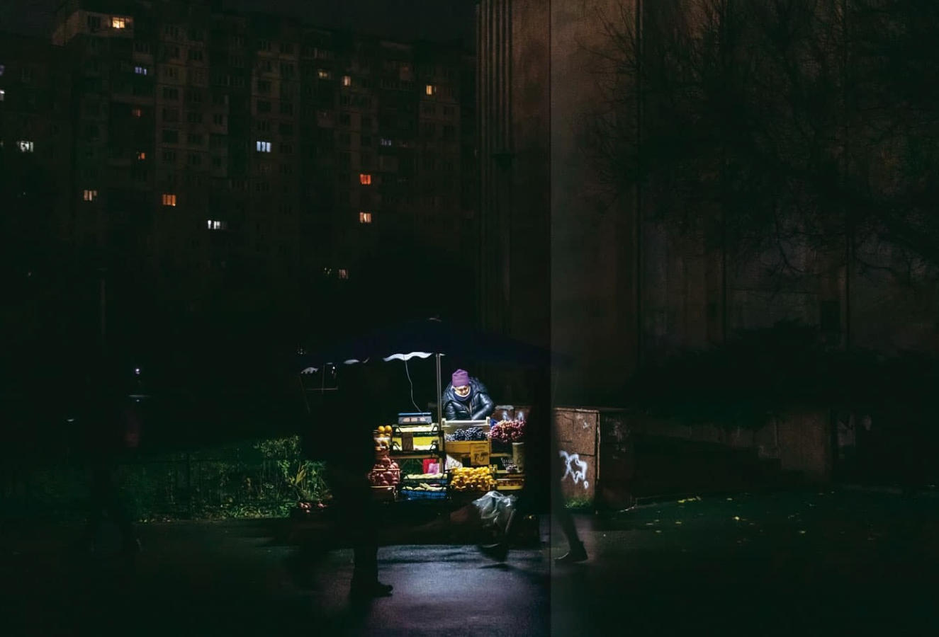 乌克兰夜晚昏暗的街景