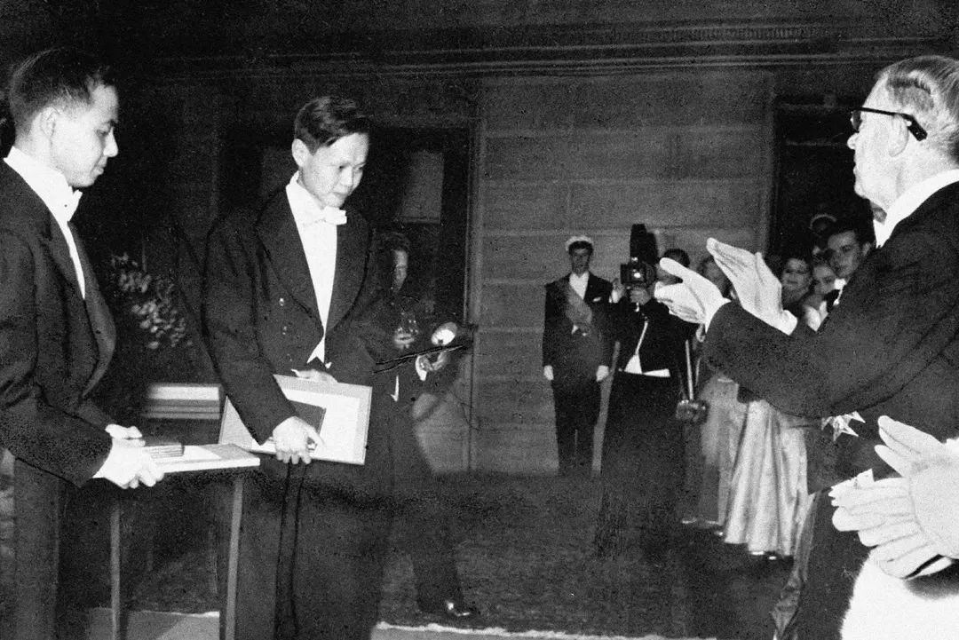 1957年,李政道(左一)与杨振宁(左二)