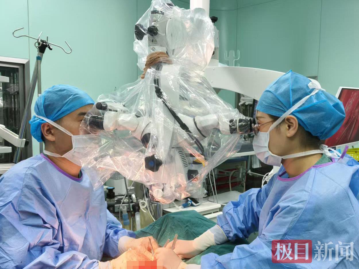 专家团队为患者实施手术.jpg