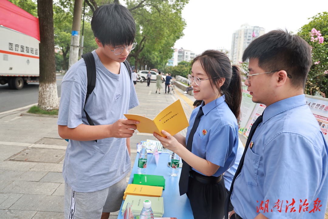每年的6月是未成年人保护宣传月