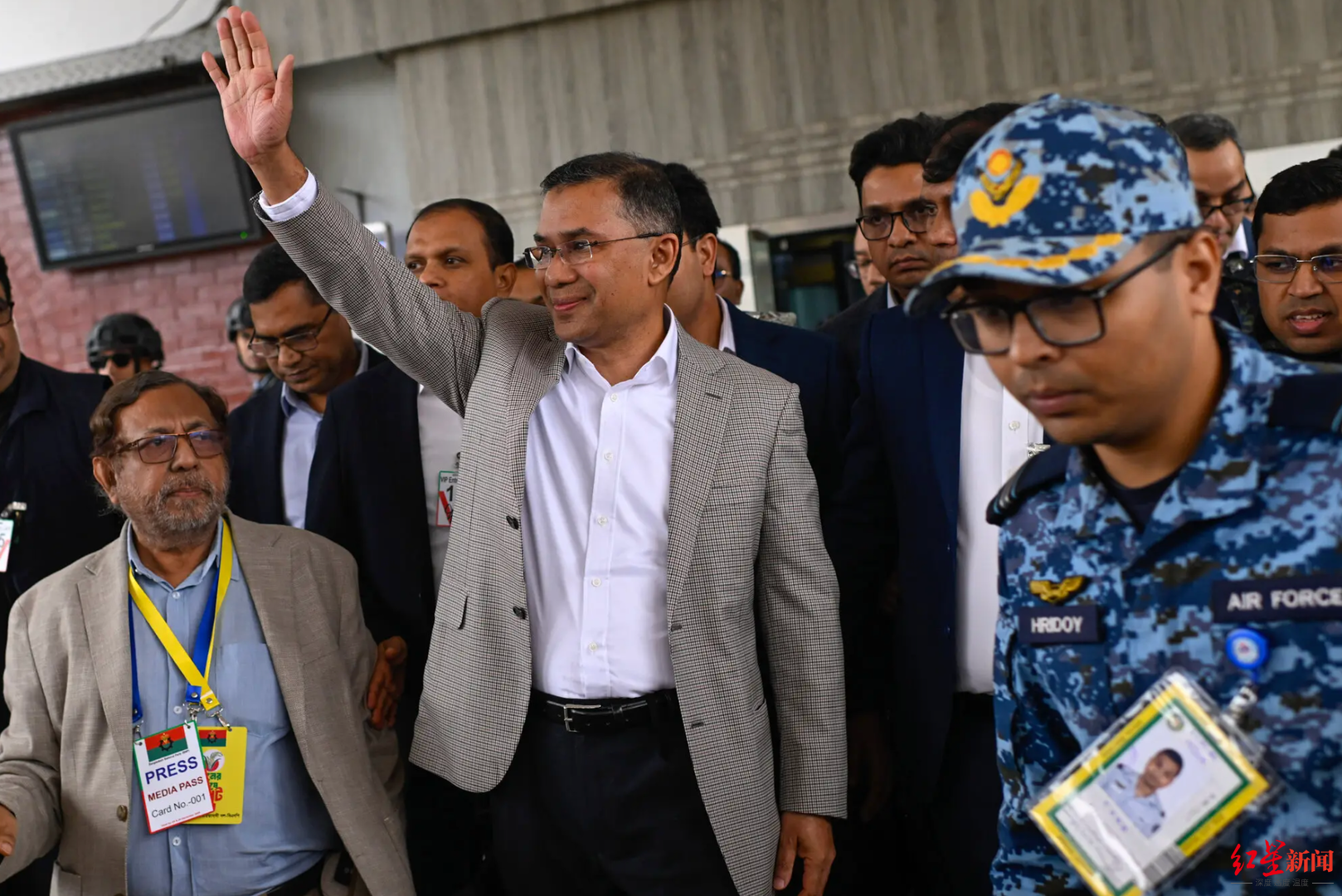 ▲塔里克·拉赫曼从英国返回,在达卡机场向支持者挥手致意