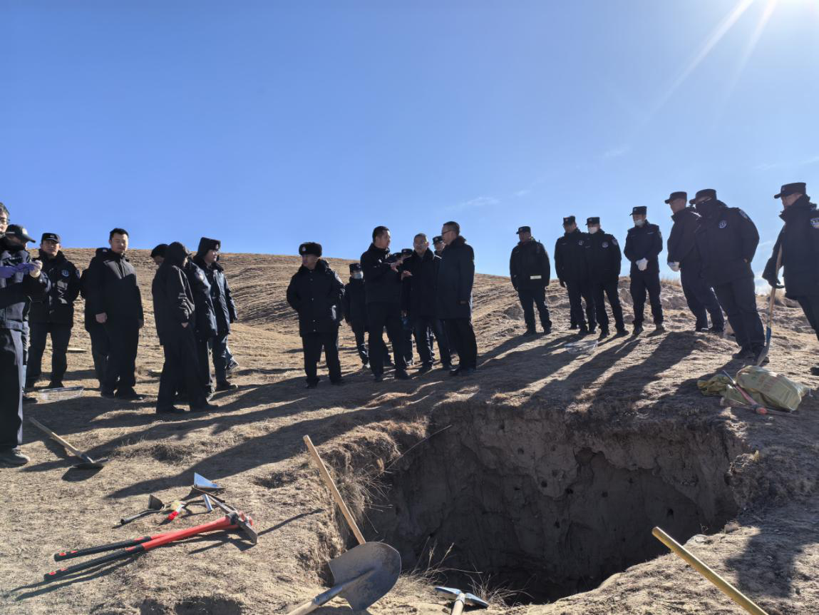 ▲警方寻找挖掘埋尸地点