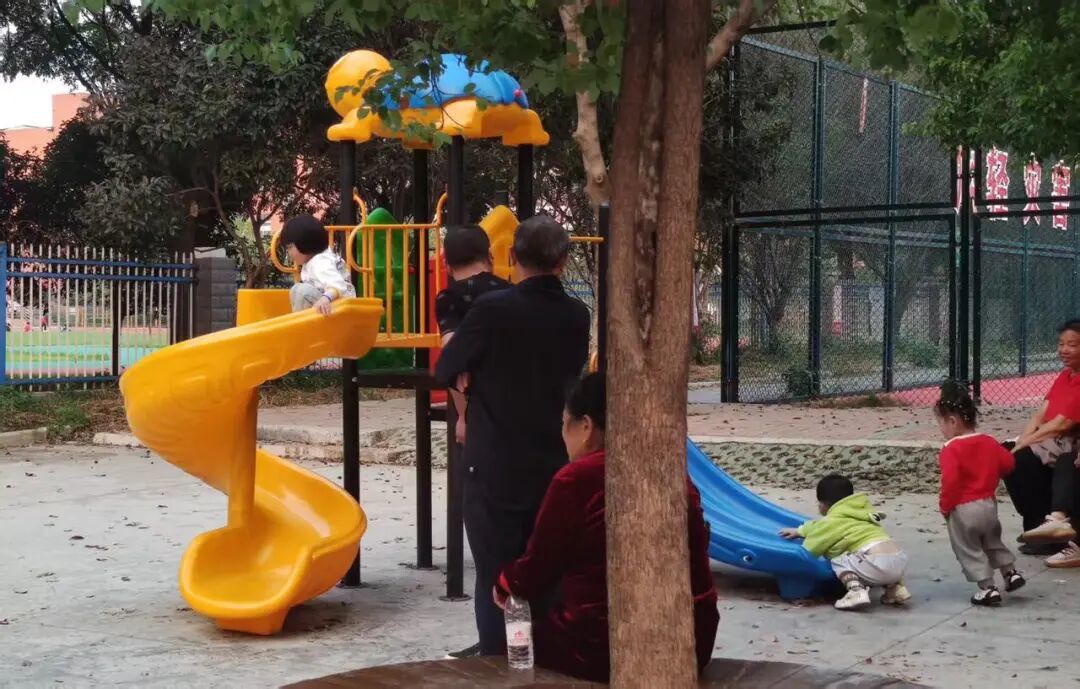 镇幼儿园门口,陪小孩玩耍的家长,大多数是爷爷奶奶