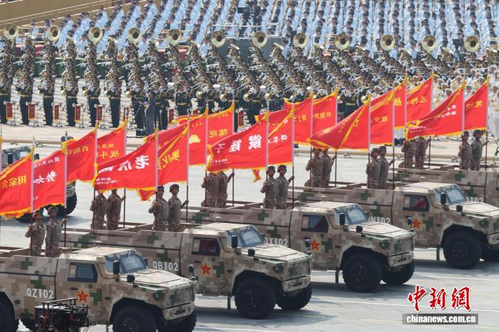 9月3日，纪念中国人民抗日战争暨世界反法西斯战争胜利80周年大会在北京隆重举行。图为战旗方队。　 中新网记者 盛佳鹏 摄