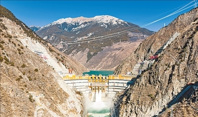 图为叶巴滩水电站。