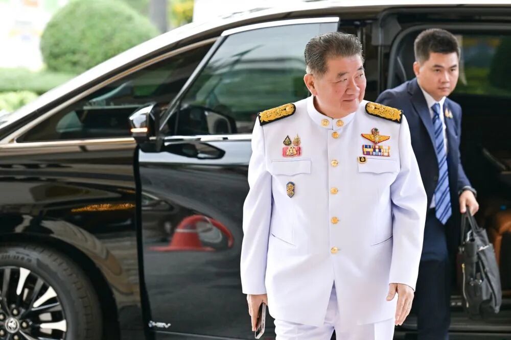 7月3日，普坦（前）抵达位于泰国曼谷的总理府。新华社发（泰国总理府供图）