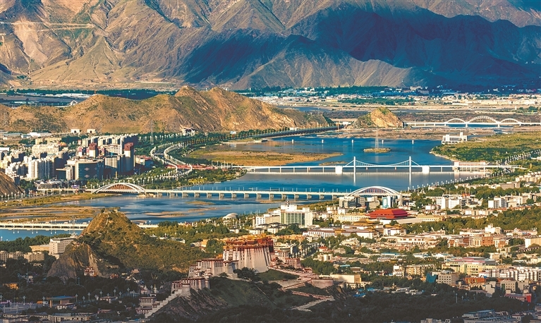 上图:拉萨河风光(2025年7月30日摄)。新华社记者 姜帆 摄