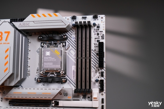 硬派电竞风高端AMD主板 七彩虹CVN X870 ARK FROZEN V14方舟主板评测