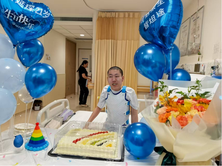 姜延琛在病房迎来了21岁生日
