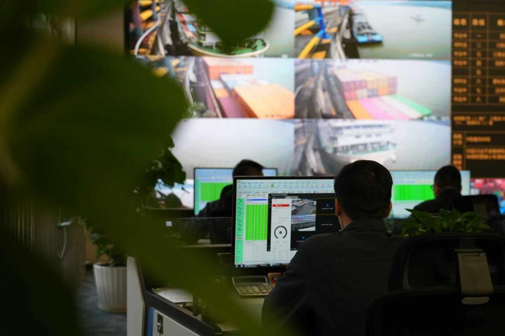 工作人员在重庆果园港远控室操作吊装集装箱。新华社记者 李爱斌 摄