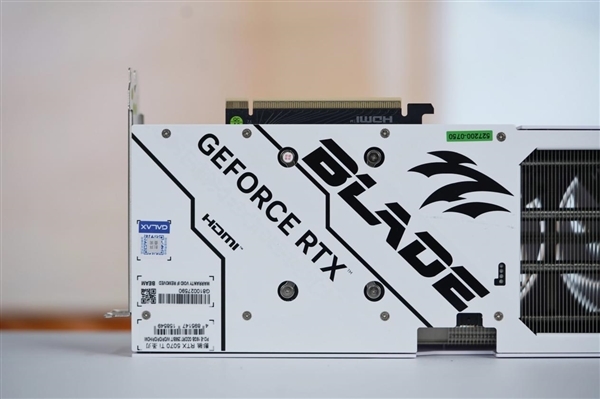 全白色刃式装甲!影驰RTX 5070 Ti圣刃图赏