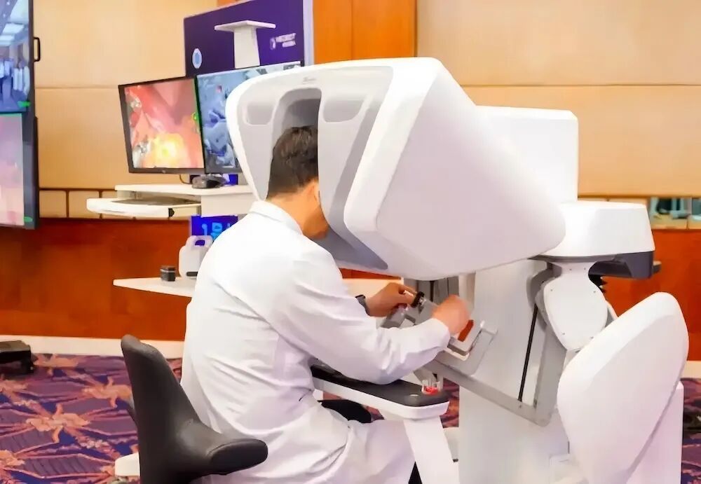 ▲手术机器人协助医生远程进行手术（图源网络）