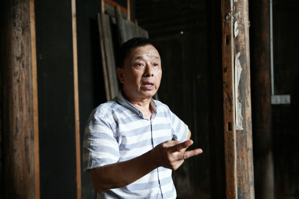 7月22日，陈汉乡综合文化站原站长洪述奇在梅家下屋接受记者采访。新华社记者 肖磊涛 摄