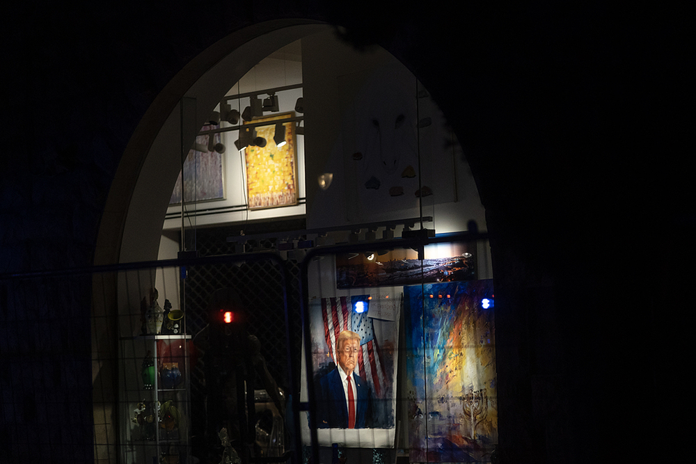 2025年10月21日,以色列耶路撒冷,美国副总统JD·万斯车队经过时,一幅美国总统特朗普的画作映入眼帘。万斯计划与以色列总理内塔尼亚胡会面,以努力维持以色列和哈马斯之间的停火。视觉中国 图