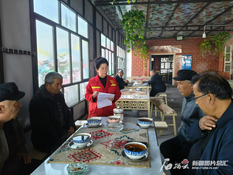 1月21日,，基層宣講員在忠孝茶館宣講法律知識。若先古力·艾力攝