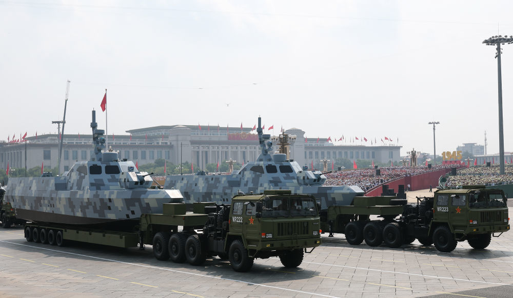 2025年9月3日,纪念中国人民抗日战争暨世界反法西斯战争胜利80周年大会在北京隆重举行。这是海上无人作战方队接受检阅。新华社记者 陈诚 摄