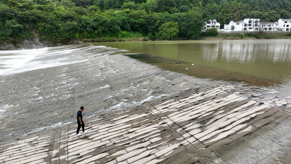 6月20日,周虎在位于歙县的全国重点文物保护单位渔梁坝巡查。