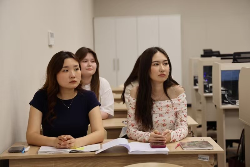 北京语言大学哈萨克斯坦分校课堂上，学生们认真听讲。本报记者 孟祥麟摄