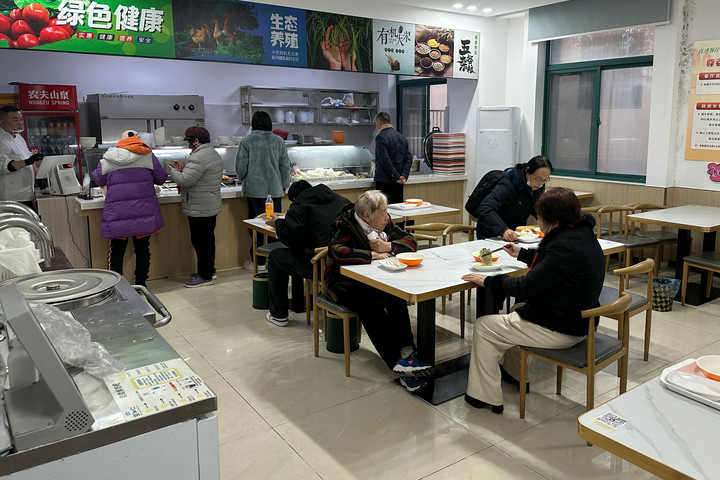 2025年3月8日，在江苏省连云港市海州区新东街道双园社区百穗餐厅，老人们正在享用晚餐。（庄婷婷 摄 ）