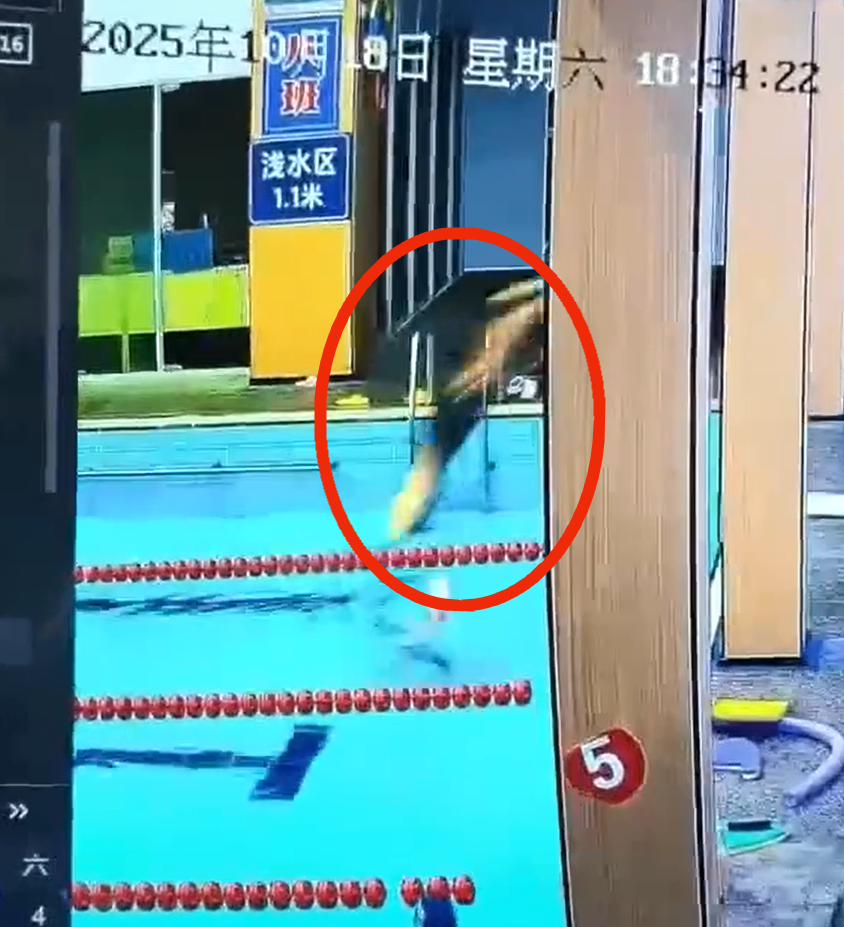 男子头朝下跳进泳池浅水区(视频截图)
