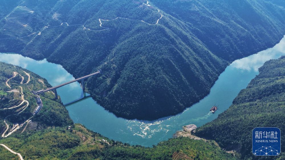 ↑ 10&#2637631日，小湾东站下方的澜沧江波光粼粼（无人机照片）。