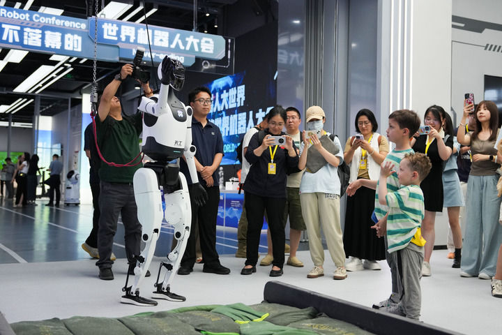2025年6月17日，在北京人形机器人创新中心有限公司，人形机器人“天工2.0”向参观者致意。新华社记者 郑焕松 摄