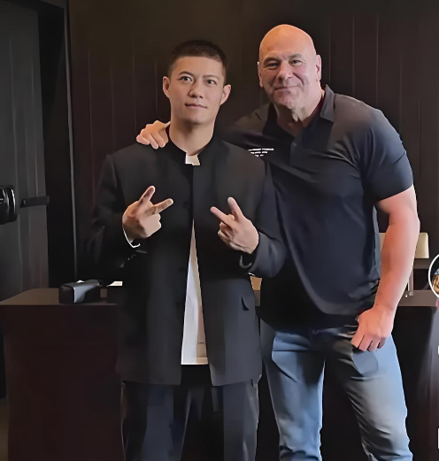 赵鸿刚(左)与白大拿(右)合影 图/视频截图