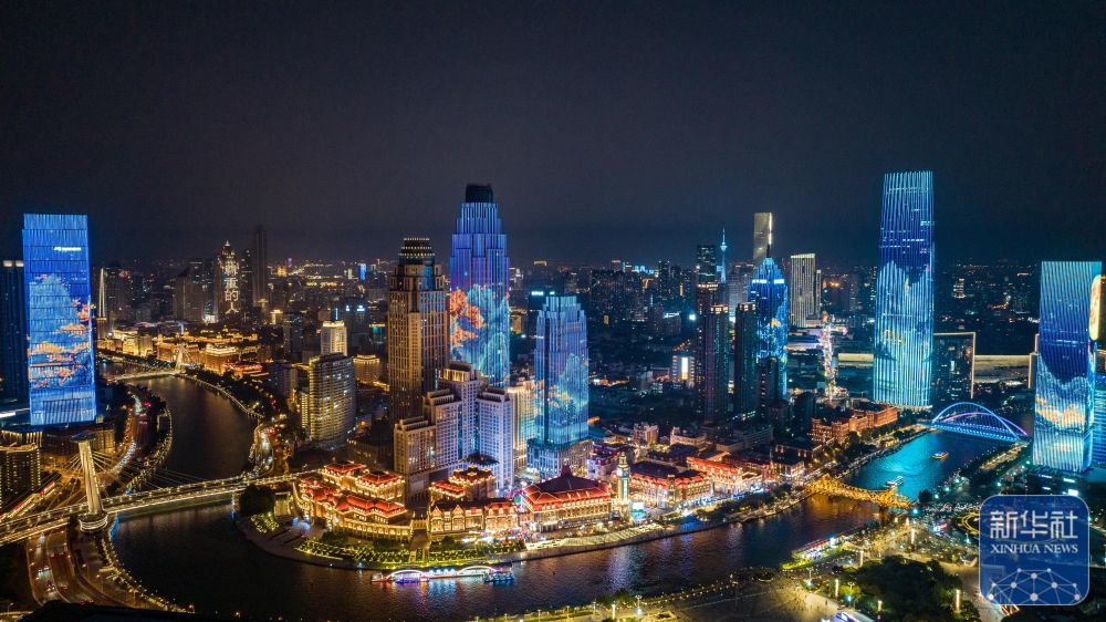 ↑ 这是8月1日拍摄的天津津湾广场沿岸海河夜景和楼体灯光(无人机照片)。