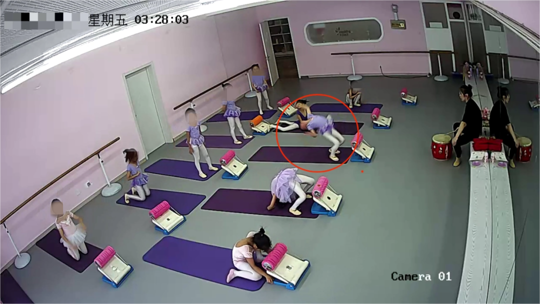 瑶瑶(前排上数第二位)下腰受伤瞬间。图片来源/受访者