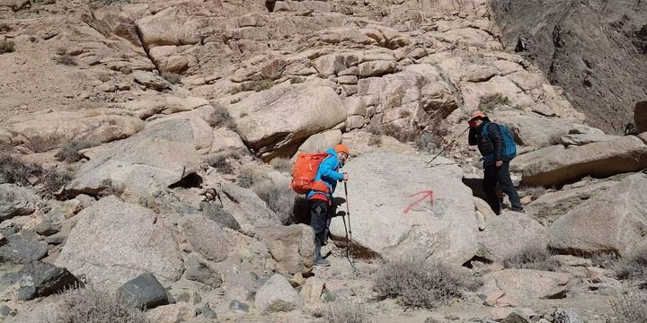 邓李才（左）和田才让在攀爬青海冷湖赛什腾山的途中。新华社发（受访者供图）