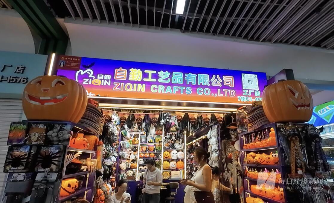 聂自勤的万圣节商品批发店铺 图片来源：每经记者 叶晓丹 摄