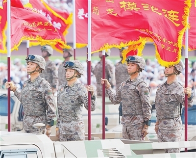 纪念中国人民抗日战争暨世界反法西斯战争胜利80周年阅兵仪式上，战旗方队接受检阅。新华社记者 王建华摄