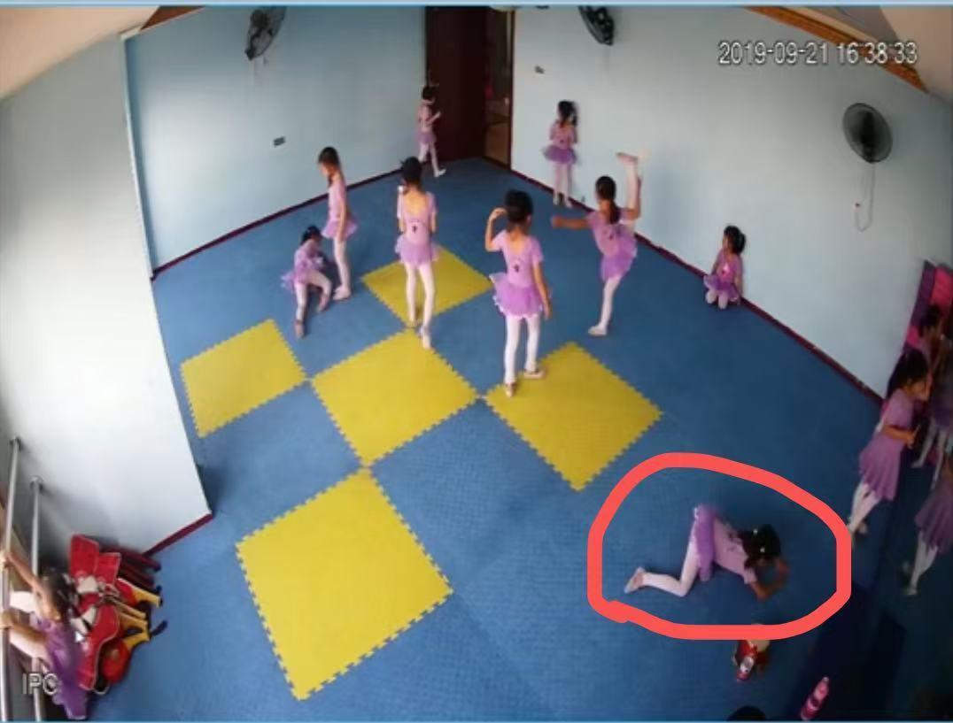 ▲小诺摔倒在地。受访者供图