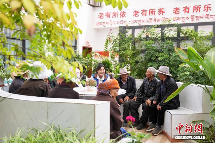 7月17日,在西藏自治区拉萨市曲水县三有村,志愿者与老人们在幸福驿站聊天。 张祥毅 摄