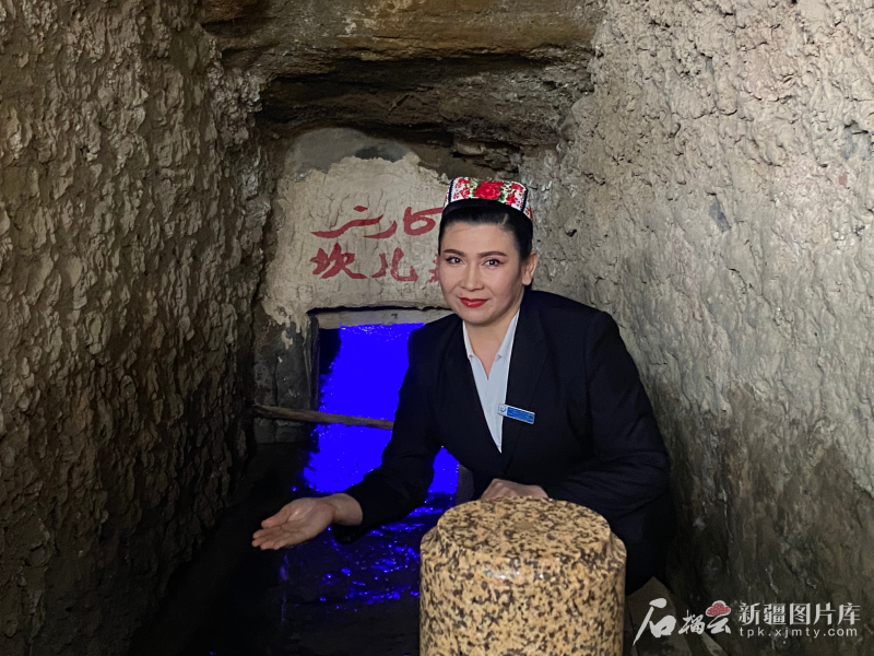 吐尔逊娜依&middot;胡吉艾合买提在坎儿井地下暗渠讲解。石榴云/新疆日报记者 赵梅摄