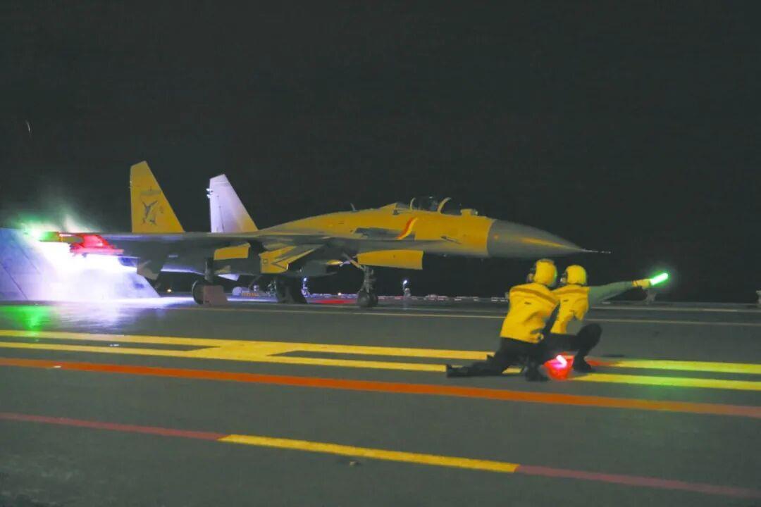 △6月上旬,中國海軍航母編隊在西太平洋海域開展訓練,圖為艦載戰斗機進行飛行訓練。