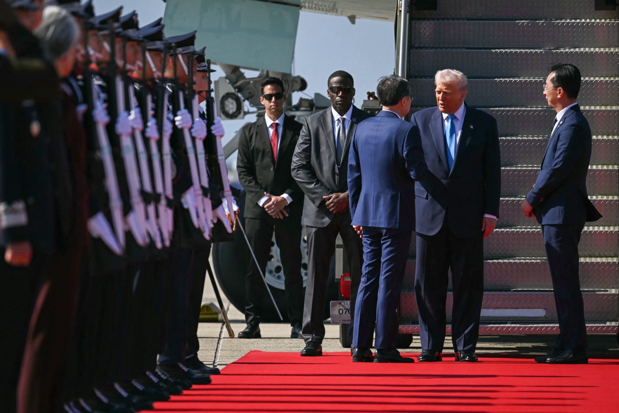 当地时间10月29日,特朗普抵达韩国。 彭博社