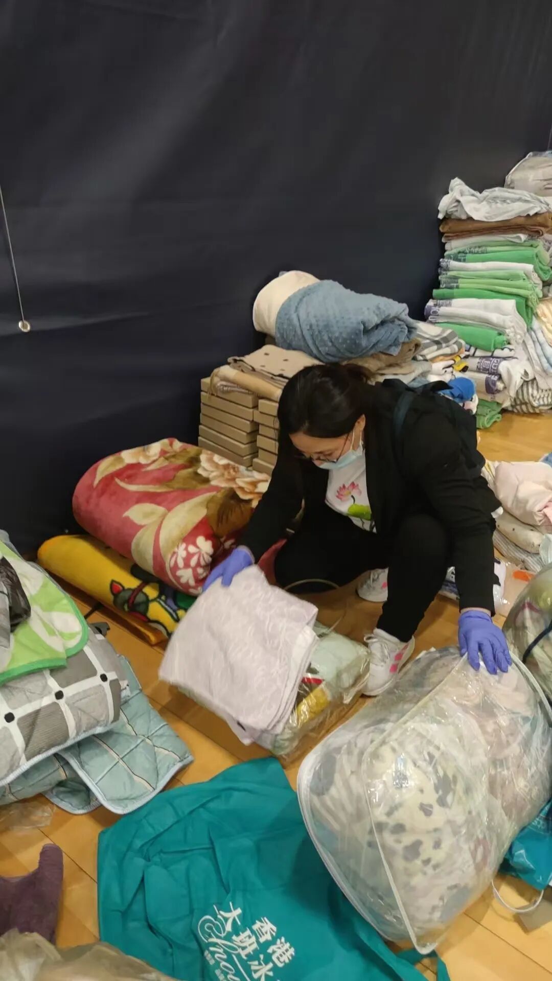 义工们帮助整理寝具。图/受访者提供