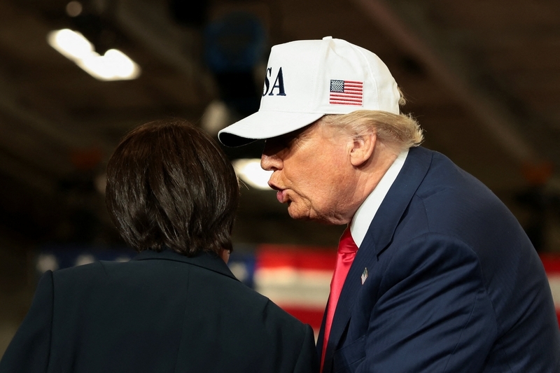 当地时间2025年10月28日,日本横须贺,美国总统特朗普在访问美国海军横须贺基地期间,与日本首相高市早苗在乔治·华盛顿号航空母舰上交谈。 IC Photo