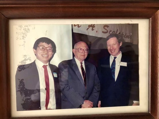 李成和他的两位恩师施乐伯(中)和白霖