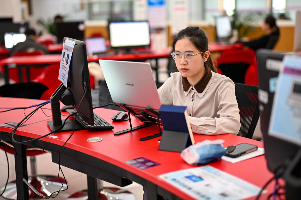 5月7日，在南开大学津南校区，杨雅丽在图书馆修改论文。