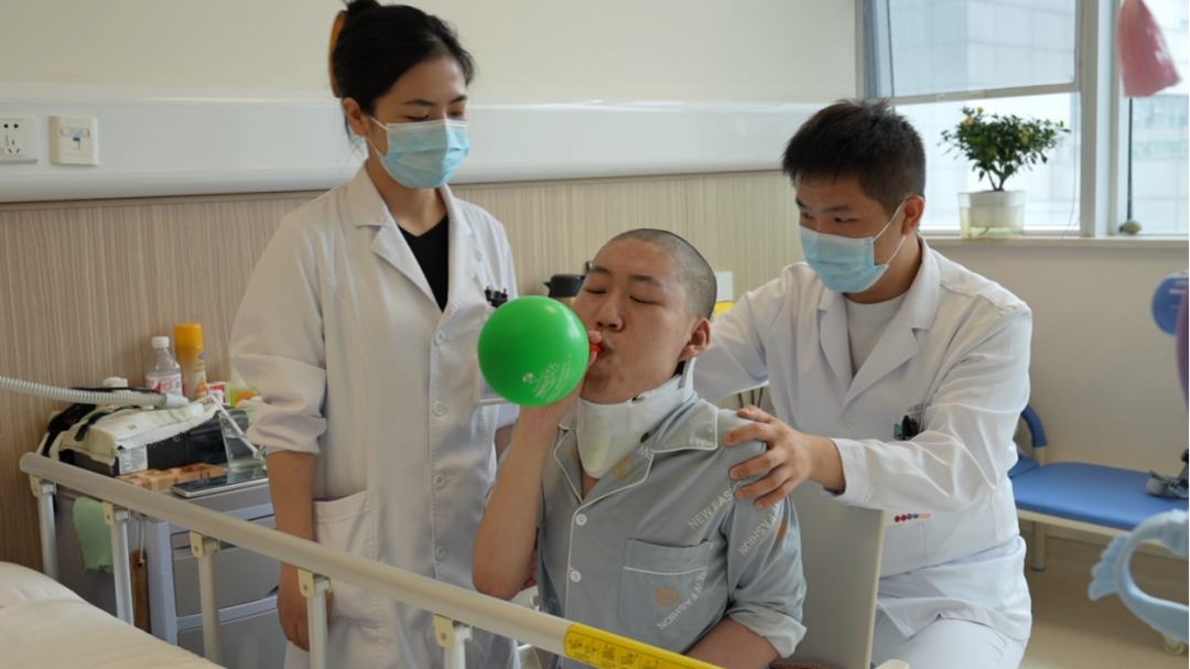 杨潇在指导姜延琛做康复训练
