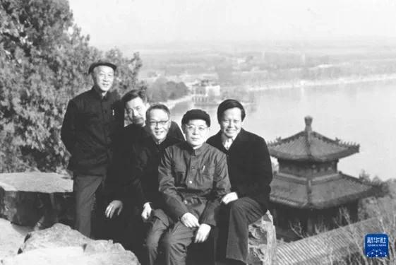1974年,杨振宁、周光召、黄宛、邓稼先、黄昆(从右至左)游览北京颐和园时合影。新华社 图