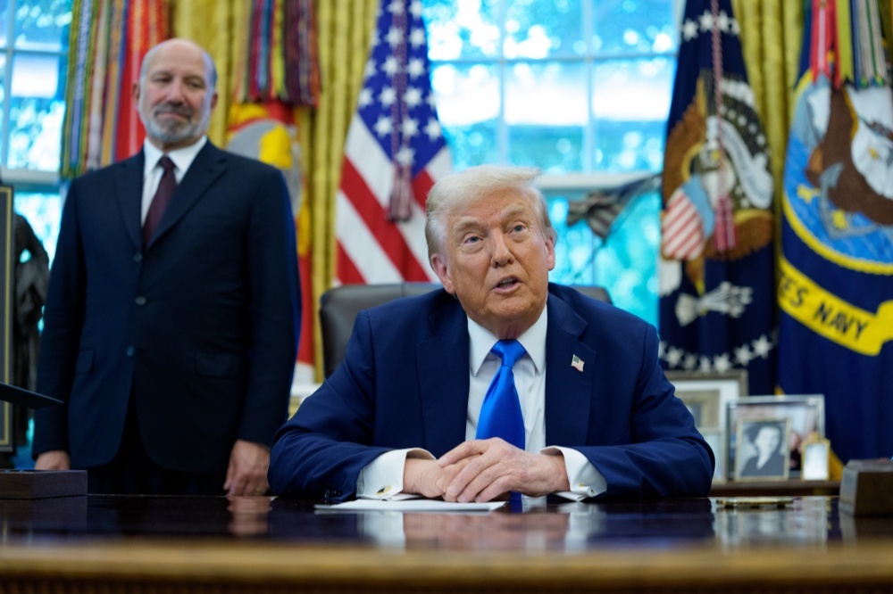 9月19日，美国华盛顿特区，特朗普签署行政令，大幅改革H-1B签证项目。 IC Photo