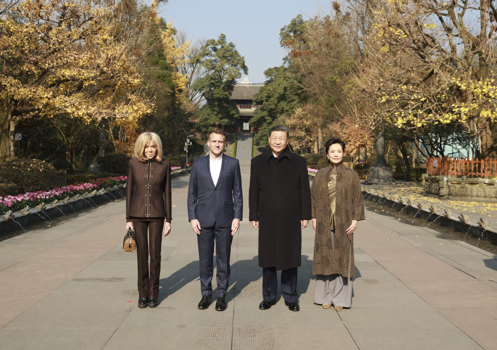 12月5日，国家主席习近平在四川省成都市都江堰同法国总统马克龙进行友好交流。这是习近平和夫人彭丽媛同马克龙夫妇合影。新华社记者 丁海涛 摄